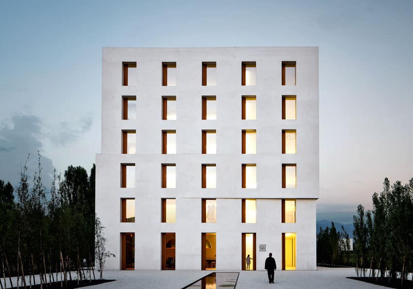 Contoh Eksterior Gedung Kantor Minilais dari Office Building Lustenau Karya Baumschlager Eberle Architekten